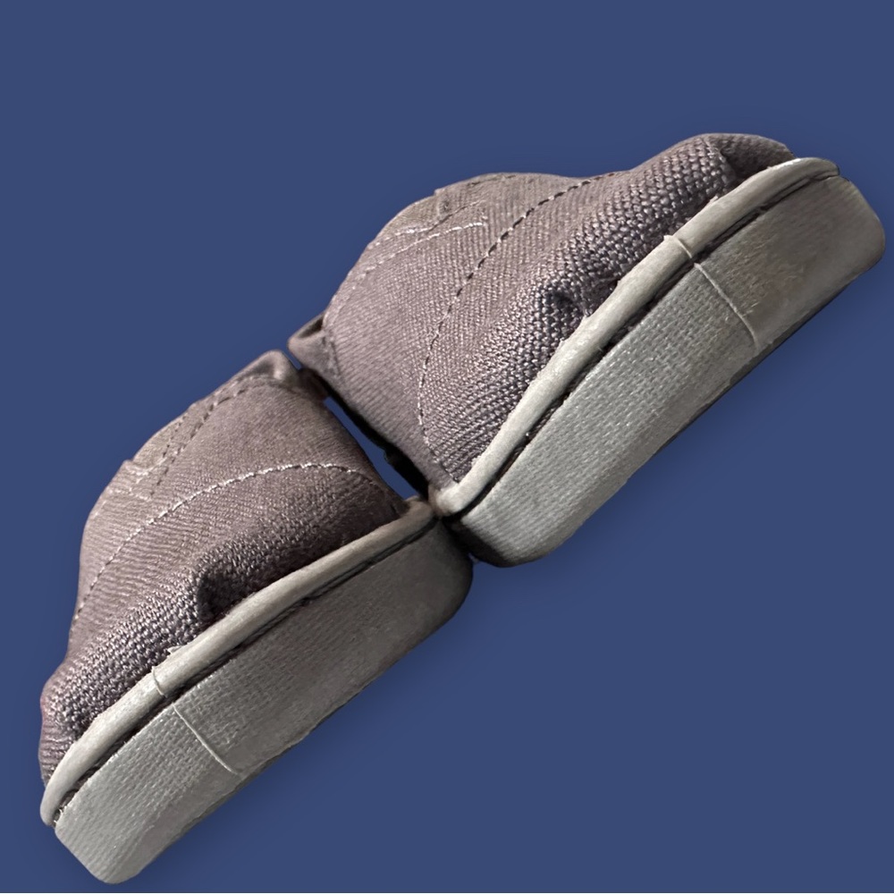 πHOST PICKπ NWB TOMβs Ash Grey Kids Canvas Slip On. Size K12 π§π»π§πΌπ§πΎ - Picture 4 of 11